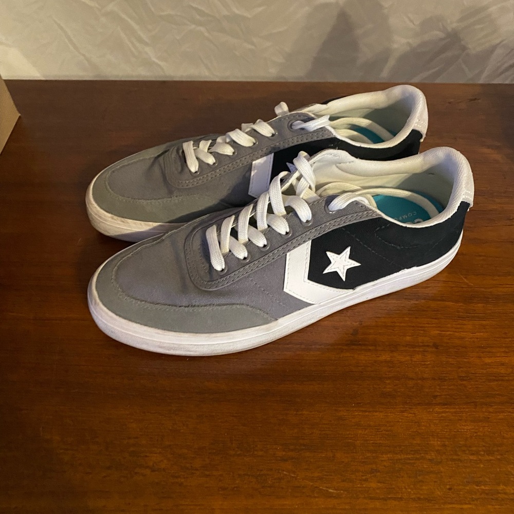 Converse men's size 9.5, Wonens size 11 . Excellent condition!